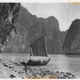 Nord Vietnam Baie Along Devant la grotte de (…)